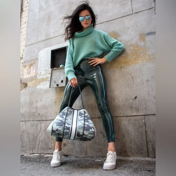 Spanx Faux Patent Leather Leggings in Green Sz. Small - Picture 1 of 9